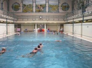 Schwimmen in der Krumme Strasse (Alte Halle)